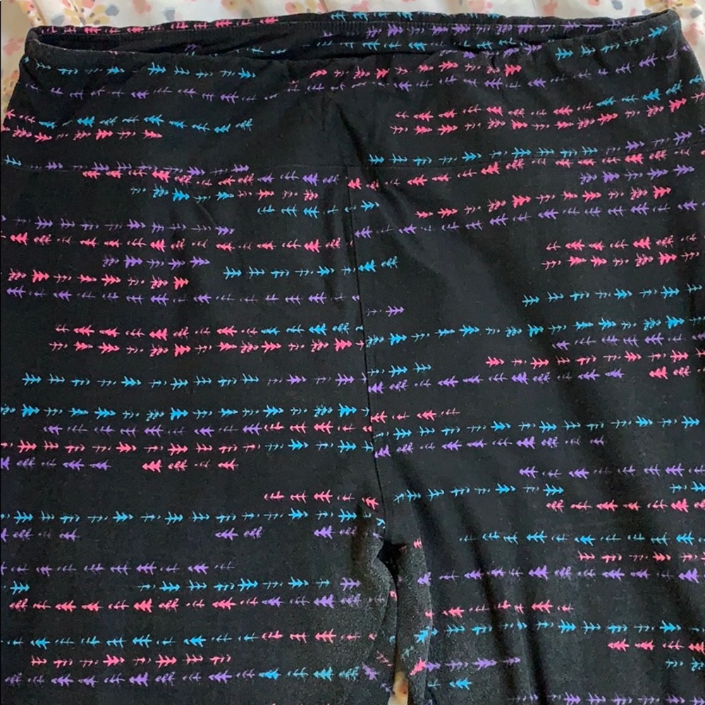 TC LulaRoe arrow leggings.